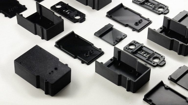 Caixas e adaptadores impressos em 3D a preto